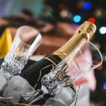 Spumante e bicchieri per festeggiare capodanno